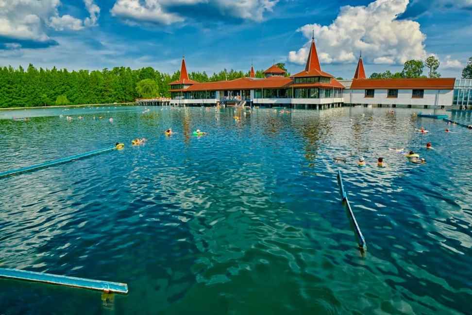 egynapos-kirándulás-ötletek-magyarországon-pihenj-és-relaxálj-a-hévízi-tó-gyógyvizében