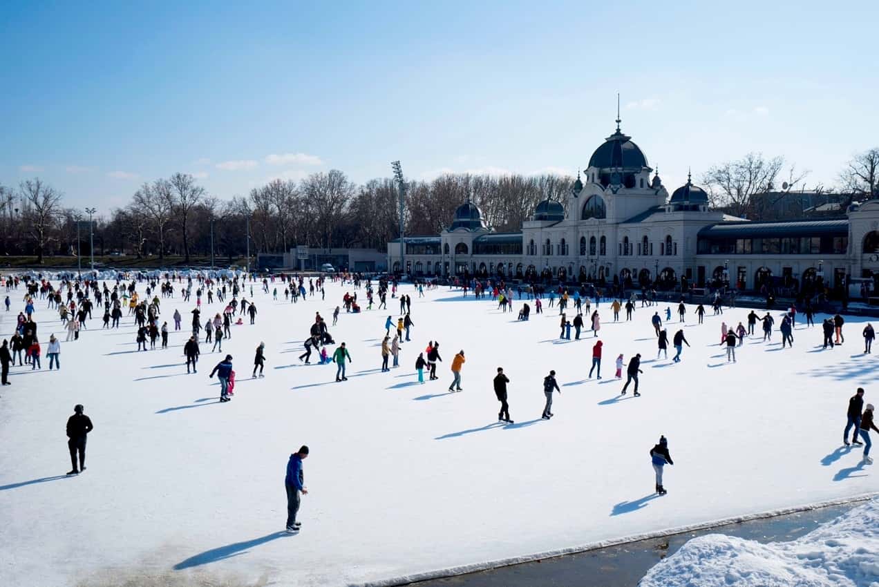 korcsolyapálya-budapest-téli-varázslat-és-felejthetetlen-élmények-a-főváros-jégpályáin-2-1 korcsolyapálya-budapest-téli-varázslat-és-felejthetetlen-élmények-a-főváros-jégpályáin-2-1